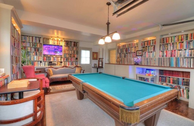 Historic 98: Game room, fire pit and dog friendly!