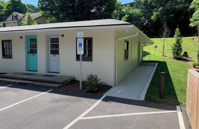 Historic Blue Ridge Tourist Court - One Bathroom Suite ADA