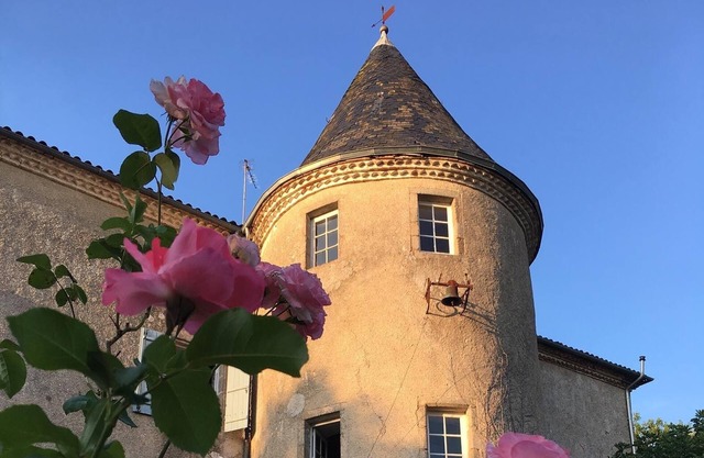 Castillo histórico en la campiña francesa del norte de Dordoña
