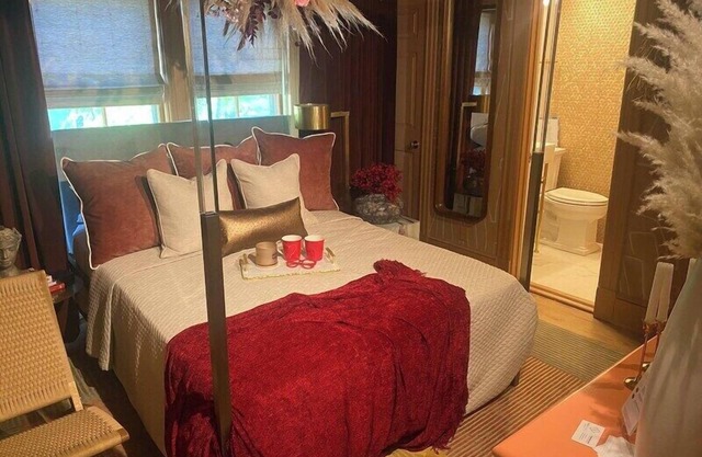 Historic Cornell Inn - Cozy Berkshires Retreat - Lenox, MA - Basic Queen