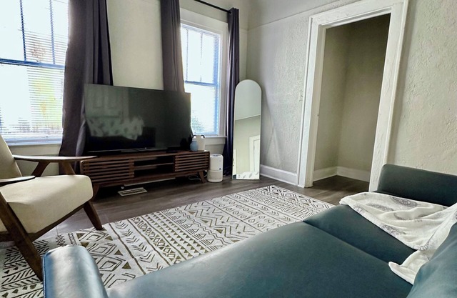 Historic & Cozy 2BR w/ TVs, Kitchen & Laundry