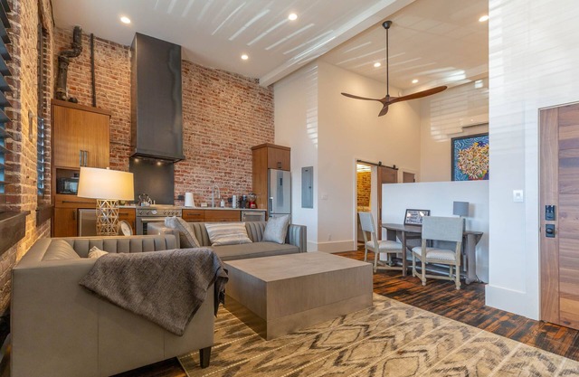 ¡Loft moderno renovado en Dowtown Morganton con el encanto original de 1900!