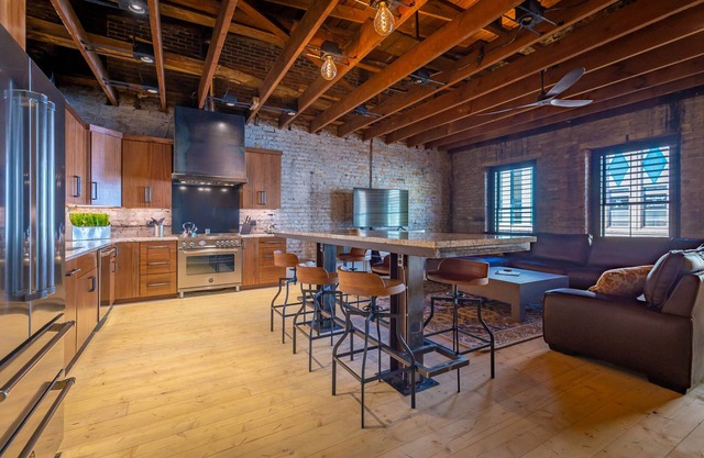 ¡Loft moderno renovado en Dowtown Morganton con el encanto original de 1900!