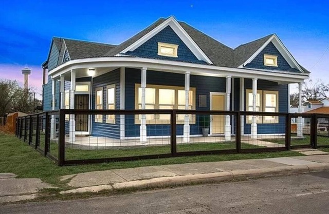 Historic Downtown Oasis, Alamo dome, Riverwalk,