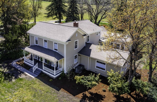 Historic Dunn Ranch Ashland Oregon. Sleeps 12 to 14 Great for large groups.