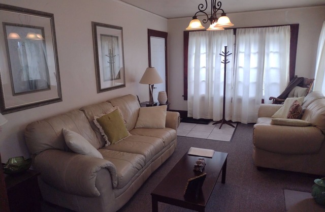 Historic Highland Square 2bdrm Apartment