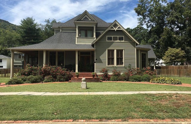 Historic home in quaint town of South Pittsburg. Just off I-24.