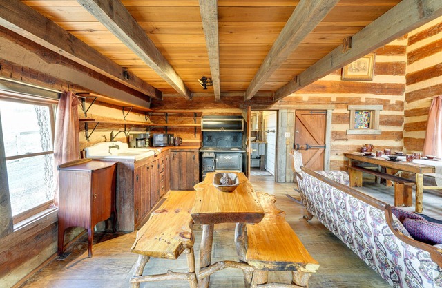 Historic Jonesborough Cabin w/ Fire Pit & Grill!
