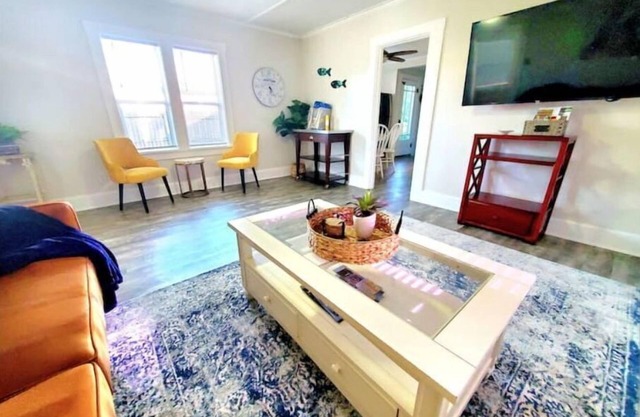 HISTORIC KENWOOD Beachy Bungalow King 2 bdr