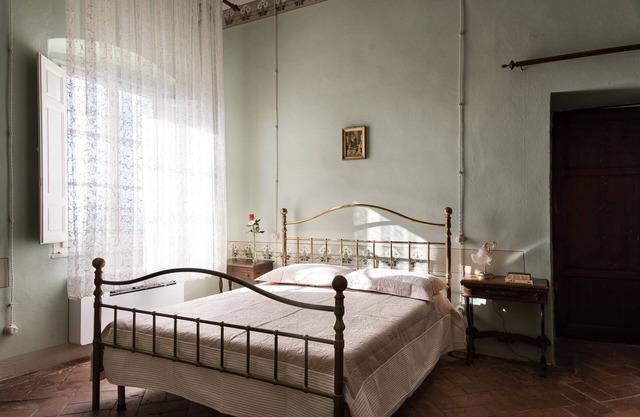 Historic mansion with suites, rooms and scenic garden