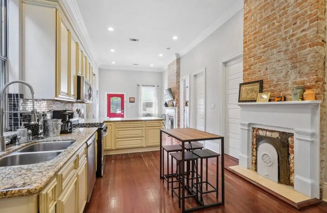 Historic NOLA Home between Magazine and Tchoupitoulas Pet Friendly