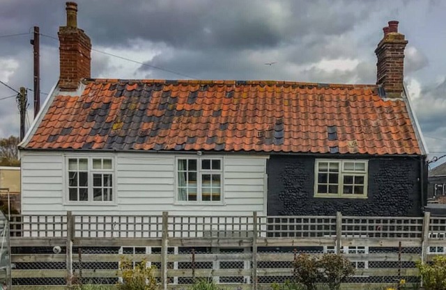 Historic seafront cottage, projector, piano etc