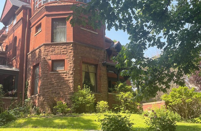 Historic Victorian - 2 queen size beds, with WiFi, AC, TV.