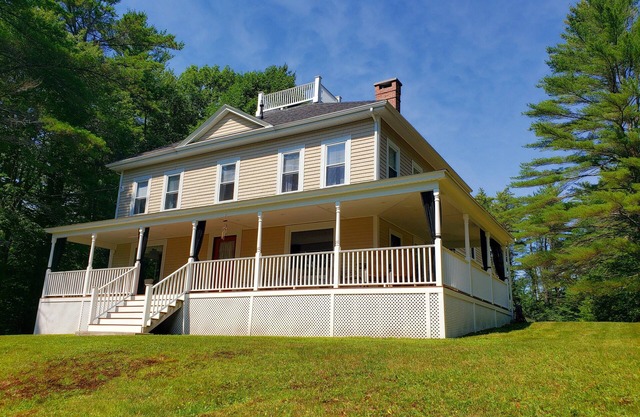 Historic Victorian on Mirror Lake Sleeps 16 LAST MINUTE SPECIAL RATES