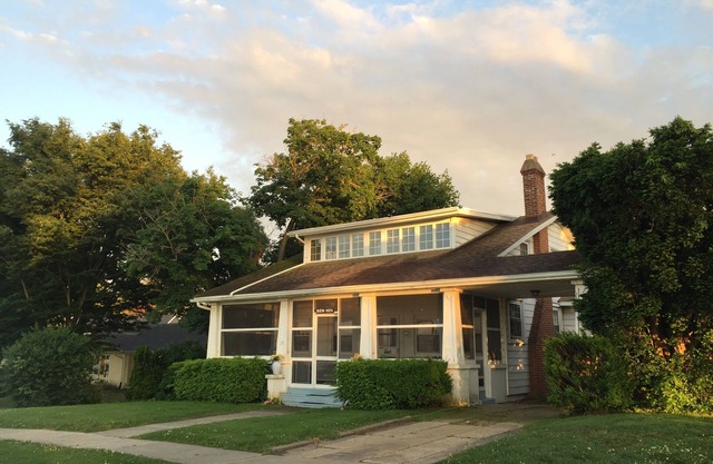 Historic Waterfront Home with Chesapeake Bay View. Sleeps 9. Close to the Beach