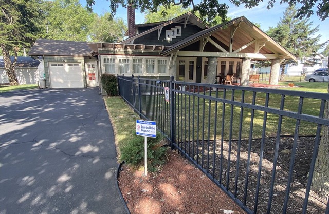 Historical California Bungalow 1 block from Millikin University