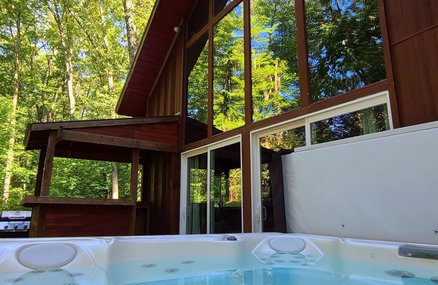 Hocking Hills secluded Mayapple Cabin - 8 miles from Cantwell Cliffs! ~Hot Tub~