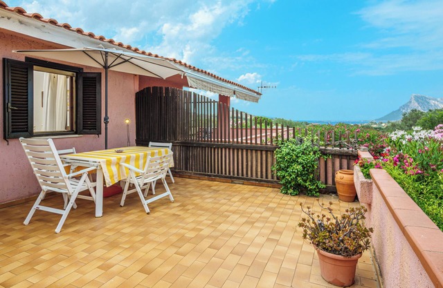 Casa de vacaciones 'Villetta Meyer Lu Pitrali' con vistas al mar, terraza privada y jardín privado