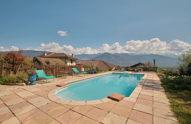 Casa de vacaciones 'Saint Vincent De Mercuze' con vistas a la montaña, piscina privada y Wi-Fi