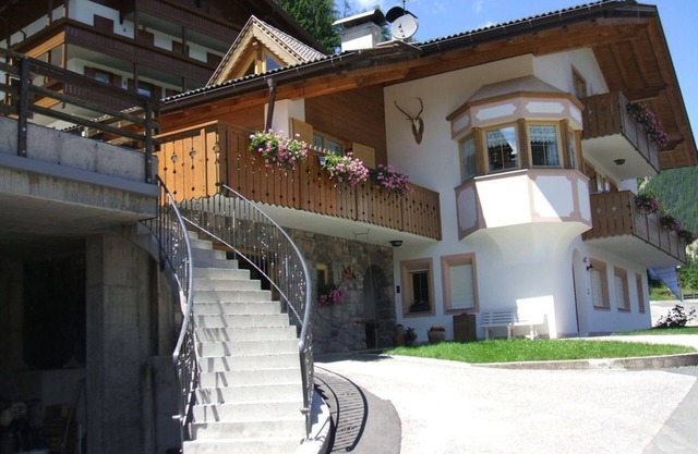 Apartamento vacacional "Villa Mazzel - Cima 12" con Wi-Fi y vistas a la montaña