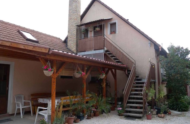 Apartamento vacacional con columpios, arenero y piscina infantil