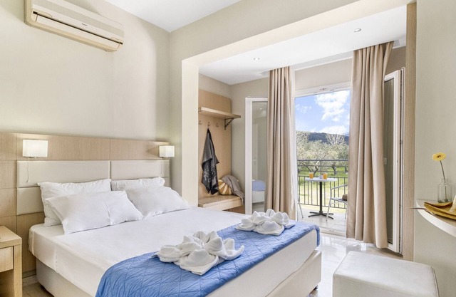 Apartamento vacacional 'Cosmos 4' cerca de la playa con terraza compartida y Wi-Fi