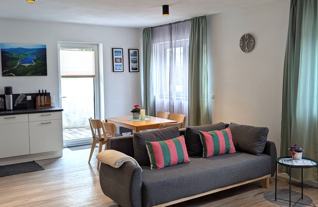 Apartamento vacacional 'Schiller's Urban Escape' con vistas a la montaña, terraza privada y Wi-Fi