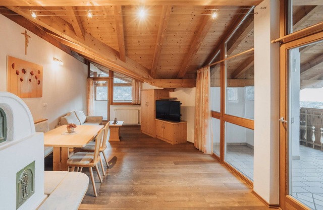 Apartamento vacacional 'Oberegghof Hahnenkamm' con vistas a la montaña y wifi