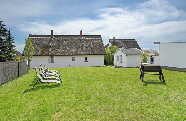 Apartamento vacacional 'Reetferienhaus Lütt' con terraza compartida y Wi-Fi
