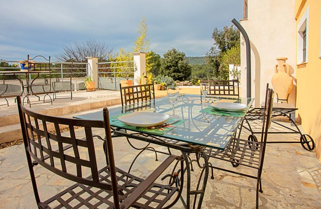 Apartamento de vacaciones, casa de campo con vistas a las colinas, piscina compartida y Wi-Fi