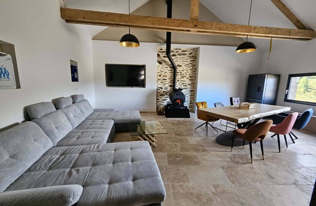 Casa Vacacional 'L'étable Mont Lozère' con Vista a la Montaña y Jardín Privado