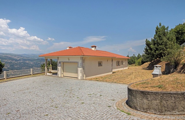 Casa de vacaciones 'Sousa's House - Alojamento Local' con vistas a la montaña, terraza y Wi-Fi