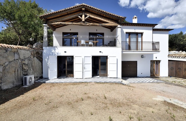 Casa de vacaciones 'Ami' con vistas al mar, terraza privada y jardín compartido