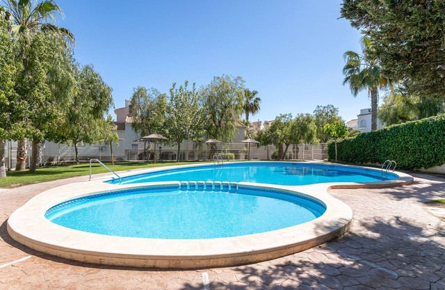 Casa de vacaciones 'Casa en la Playa con Piscinas V' con piscina compartida y aire acondicionado