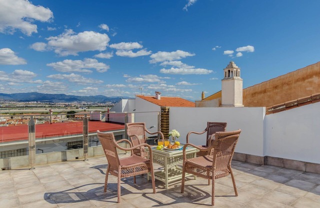 Casa de vacaciones 'Espaciosa Casa Junto Al Aeropuerto' con vistas a la montaña y aire acondicionado