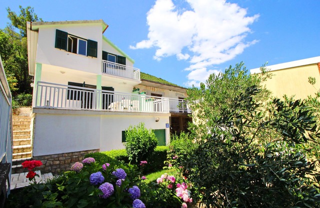 Holiday Home Gea - Casa de vacaciones de tres dormitorios con terraza y vistas parciales al mar