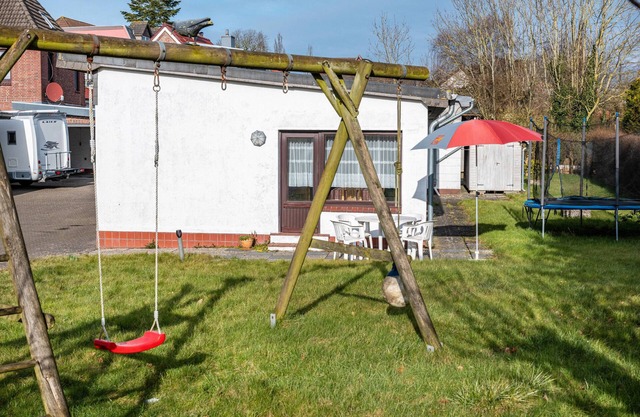 Casa de vacaciones 'Haus Lahrsen' con terraza privada, jardín compartido y Wi-Fi