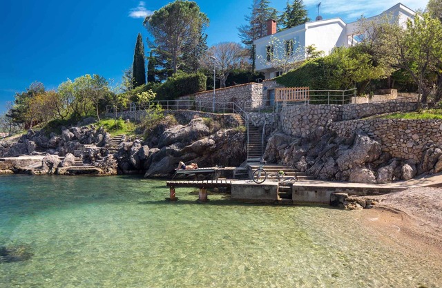 Casa vacacional con terraza y vista al mar
