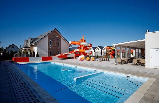 Casa Vacacional en Sarbinowo cerca de Playa y Piscina