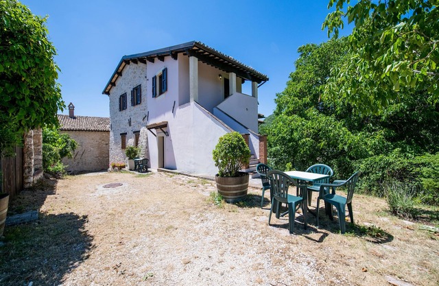 Casa en Sellano con Piscina y Terraza Soleada