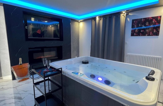 Casa de vacaciones 'La Casa De Lové Suite con bañera de hidromasaje' con jardín privado y Wi-Fi