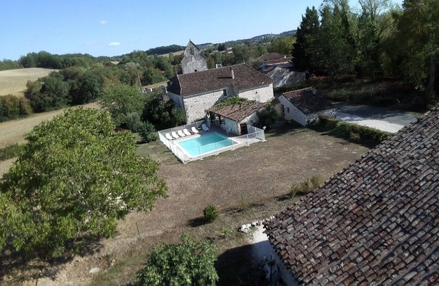 Holiday Home "La Petite Maison de Pompiac" with Shared Pool & Wi-Fi