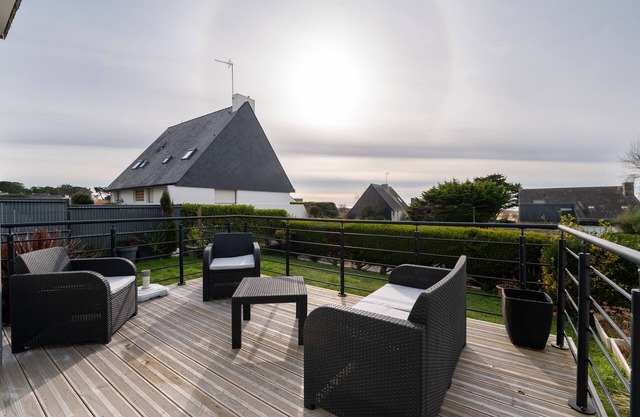 Casa de vacaciones 'Maison Guidel Plage' con vistas al mar, terraza privada y Wi-Fi