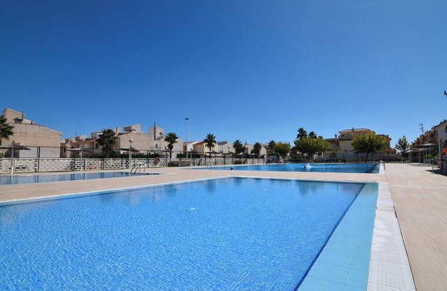 Casa de vacaciones 'Preciosa Vivienda Unifamiliar' con vistas a la montaña, piscina y Wi-Fi