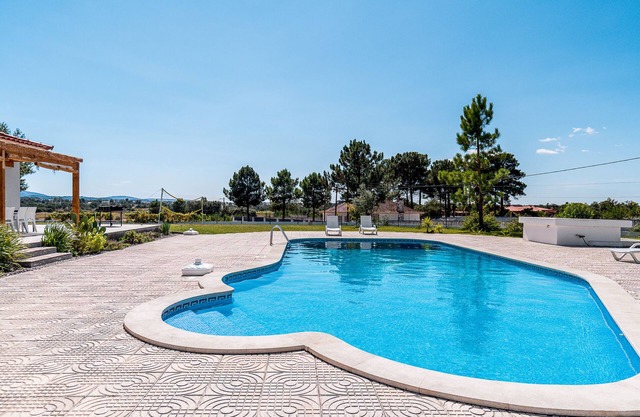Casa de Vacaciones 'Palmela Sunset Villa' con Vista a la Montaña, Piscina Privada y Wi-Fi