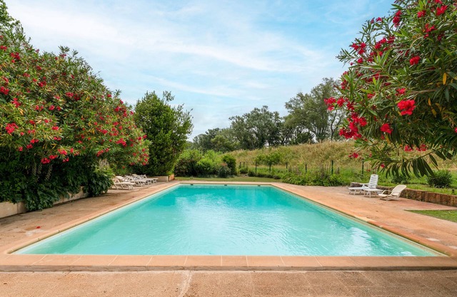 Casa de vacaciones 'Réattu' con piscina compartida, Wi-Fi y aire acondicionado