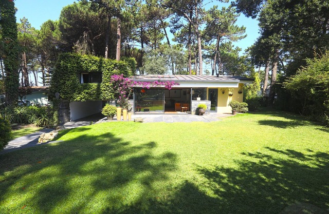Casa de vacaciones, situada en el pinar, a 10 minutos a pie de la playa.