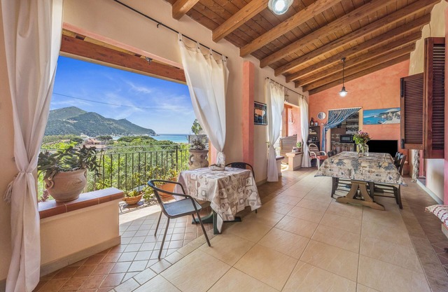 Casa de vacaciones 'Villetta Degli Oleandri' con vistas al mar, terraza privada y aire acondicionado