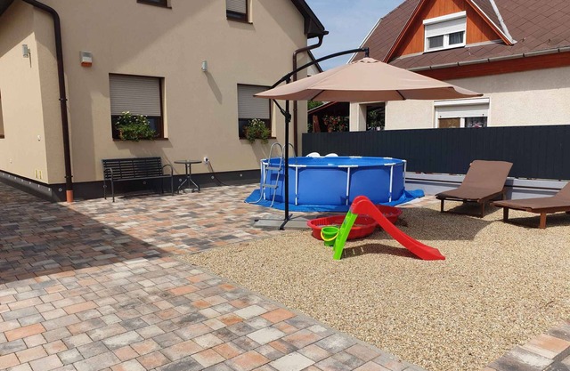 Casa vacacional con jardín, piscina y terraza