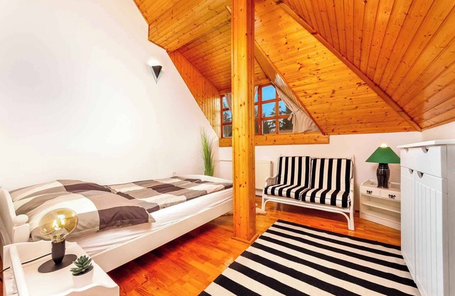 Casa vacacional con un hermoso jardín y piscina